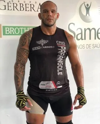 Caio „Parangolé” Cesar versenymezben, bandázsolt kézzel